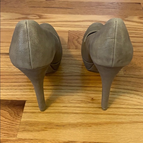 NWOT Jennifer Lopez Taupe Heels - Picture 6 of 8